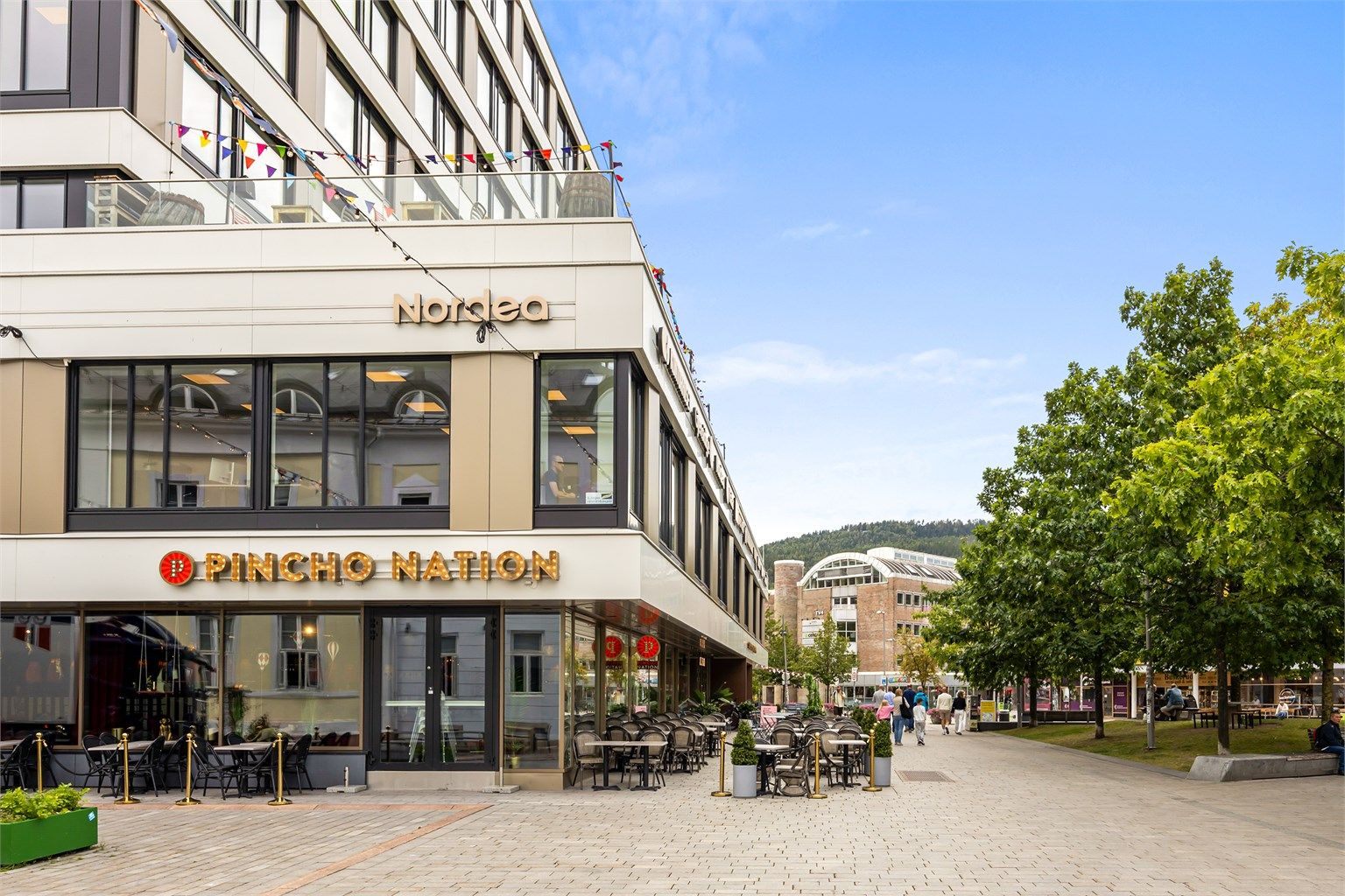 Det flotte restaurerte Strømsø Torg i umiddelbar nærhet med flere butikker og servicetilbud