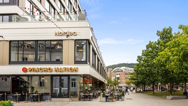 Det flotte restaurerte Strømsø Torg i umiddelbar nærhet med flere butikker og servicetilbud