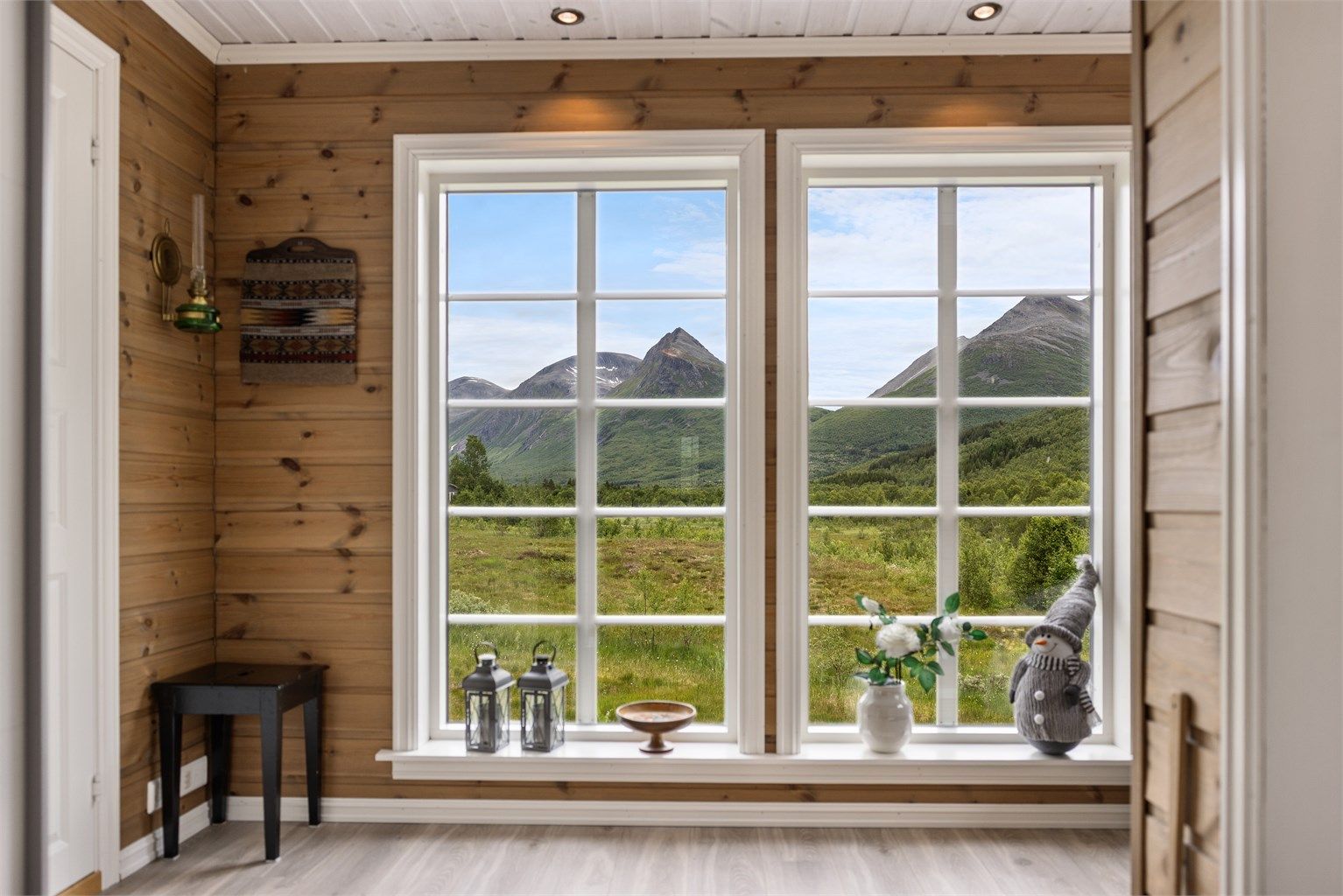 Store vindusflater, sammen med spotlys gir god belysning i rommet, i tillegg til et fantastisk utsyn. Utsikten man har fra eiendommen er noe av det selger trekker frem som det mest positive ved eiendommen