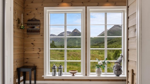 Store vindusflater, sammen med spotlys gir god belysning i rommet, i tillegg til et fantastisk utsyn. Utsikten man har fra eiendommen er noe av det selger trekker frem som det mest positive ved eiendommen