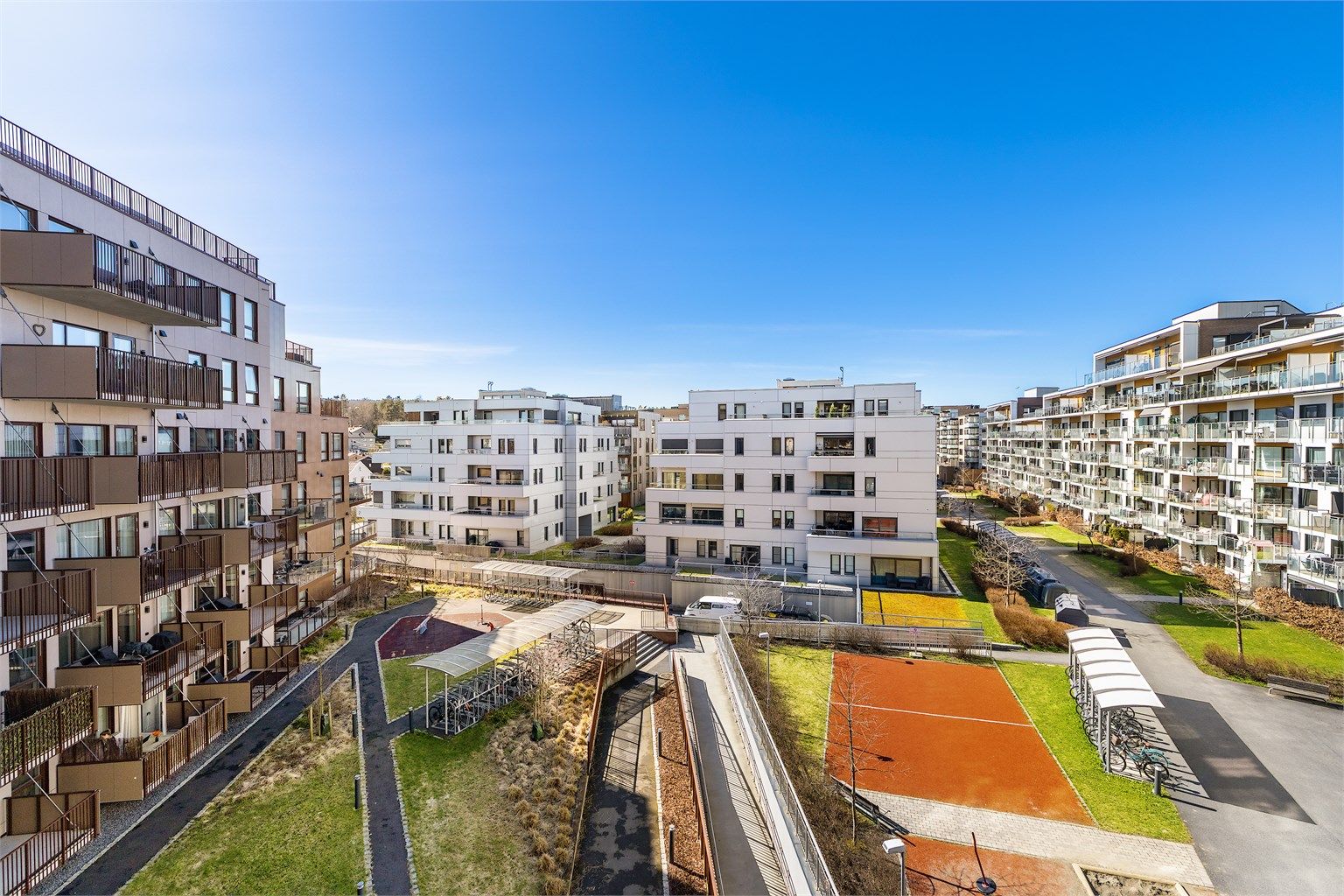 Fra leiligheten har man utsikt over det moderne og levende bymiljøet i nye Lørenskog sentrum.