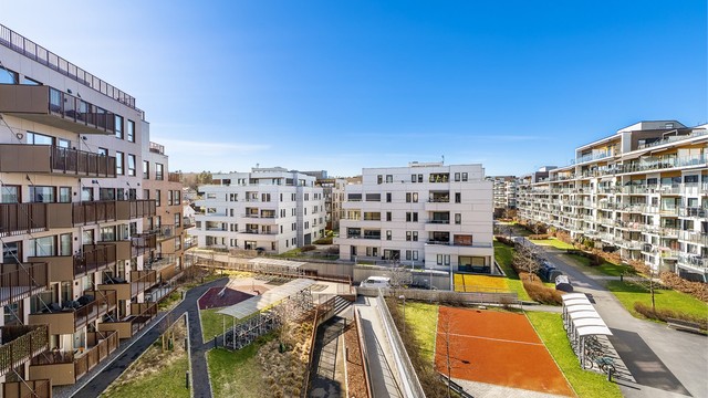 Fra leiligheten har man utsikt over det moderne og levende bymiljøet i nye Lørenskog sentrum.