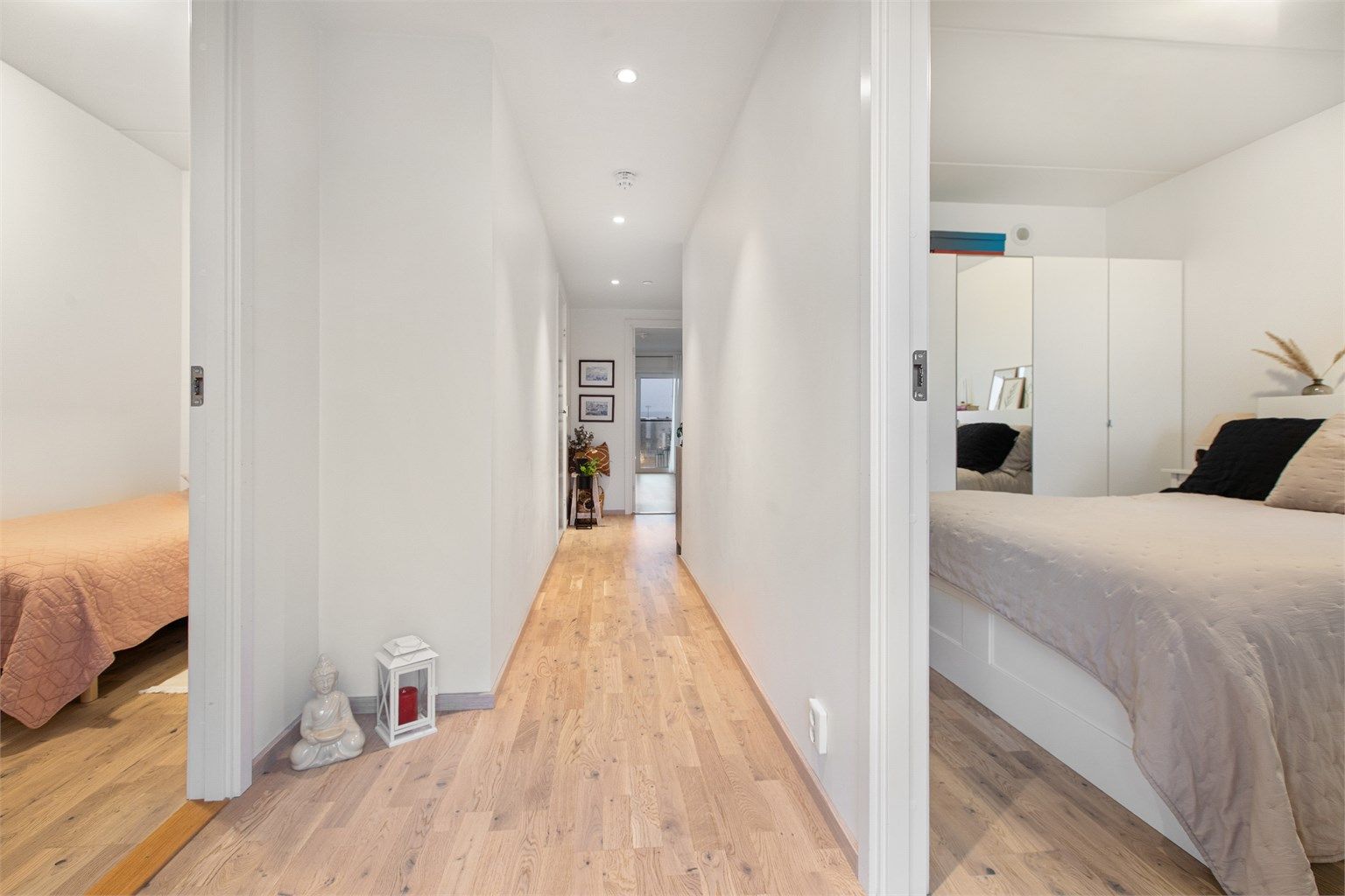 Velkommen inn i entreen  - her har man et soverom på hver side