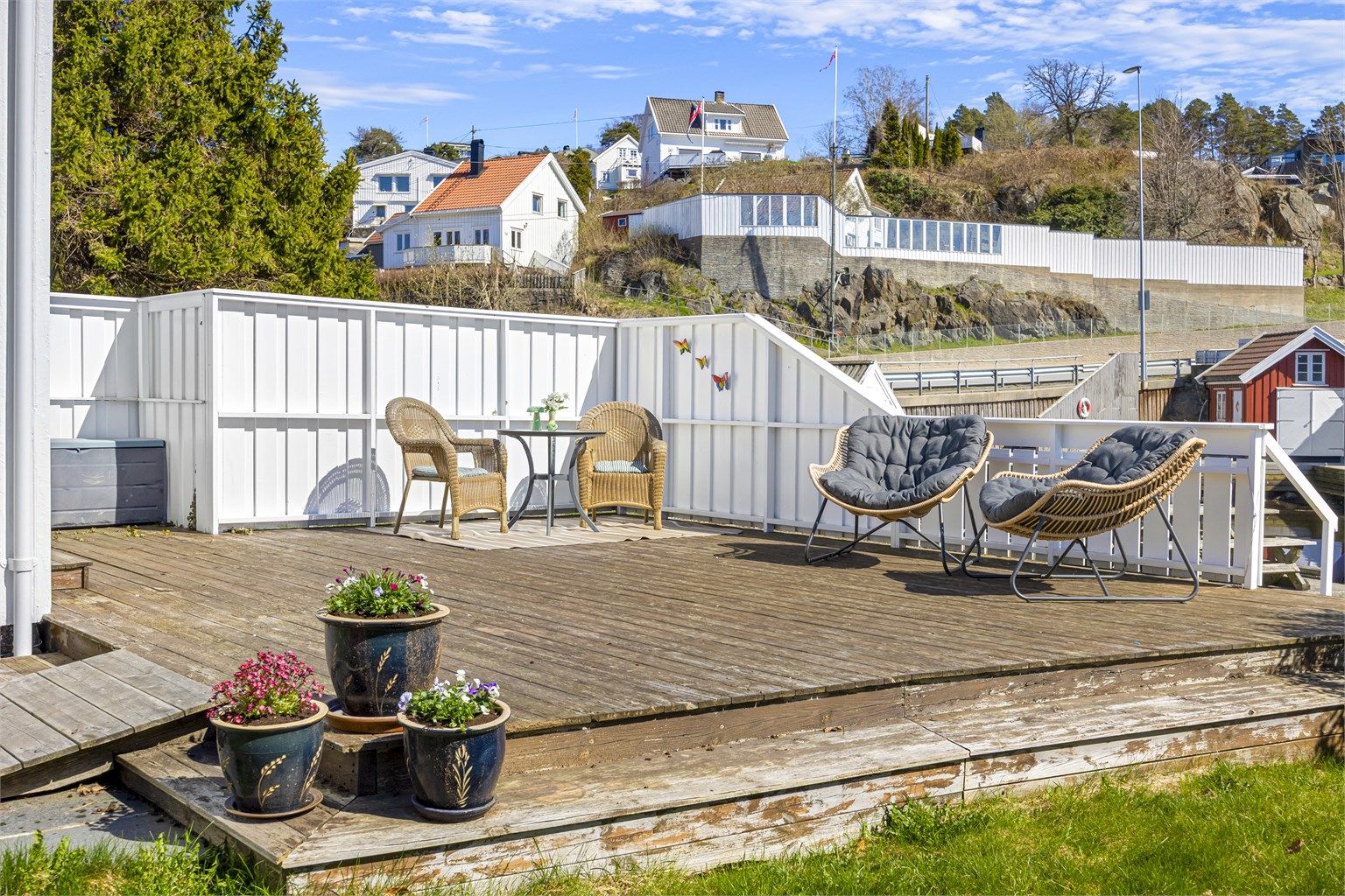 Boligen har terrasse på bakkeplan med direkte utgang fra stuen og takterrasse over tilbygg. 