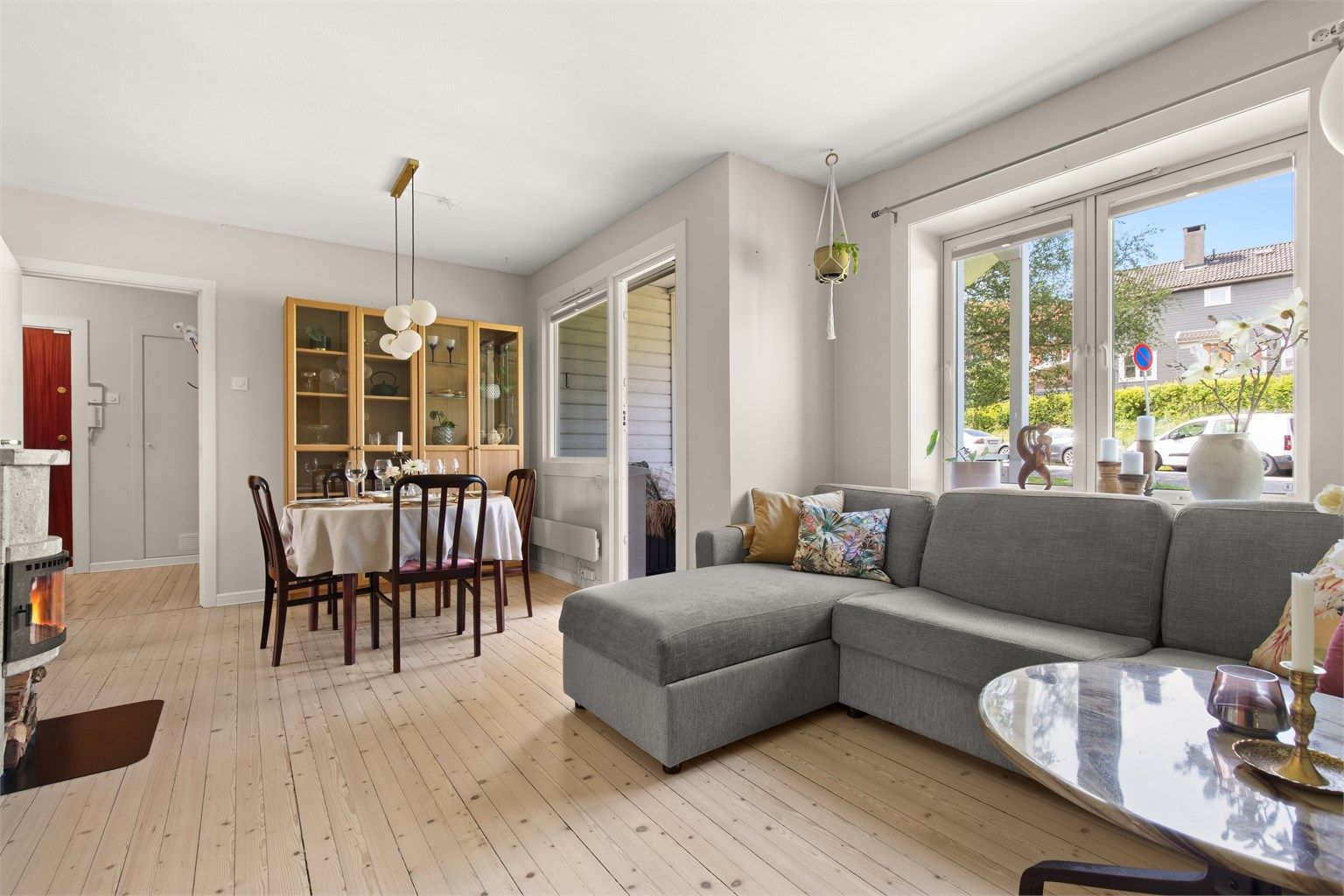 Leiligheten har en praktisk planløsning med stue og kjøkken i delvis åpen løsning, to gode soverom, pent bad fra 2014 og et nytt og moderne kjøkken fra 2022. 