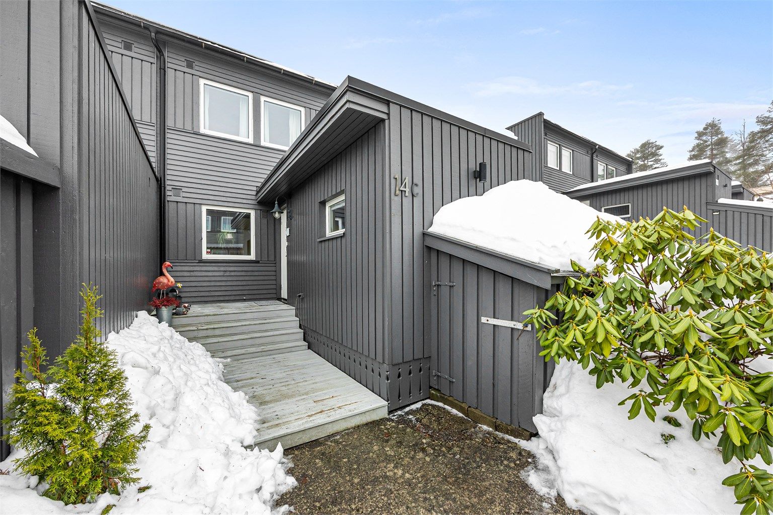 Praktisk adkomst med egen garasje og en utvendig bod ved inngangspartiet.