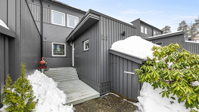 Praktisk adkomst med egen garasje og en utvendig bod ved inngangspartiet.