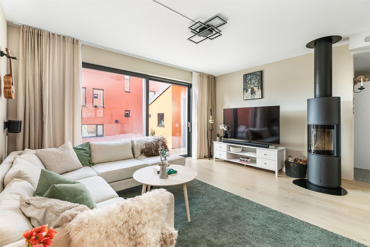 Stuens lekre vedovn fyller også rollen som et elegant møbel, i tillegg til sin varmende og stemningsfremmende funksjon.