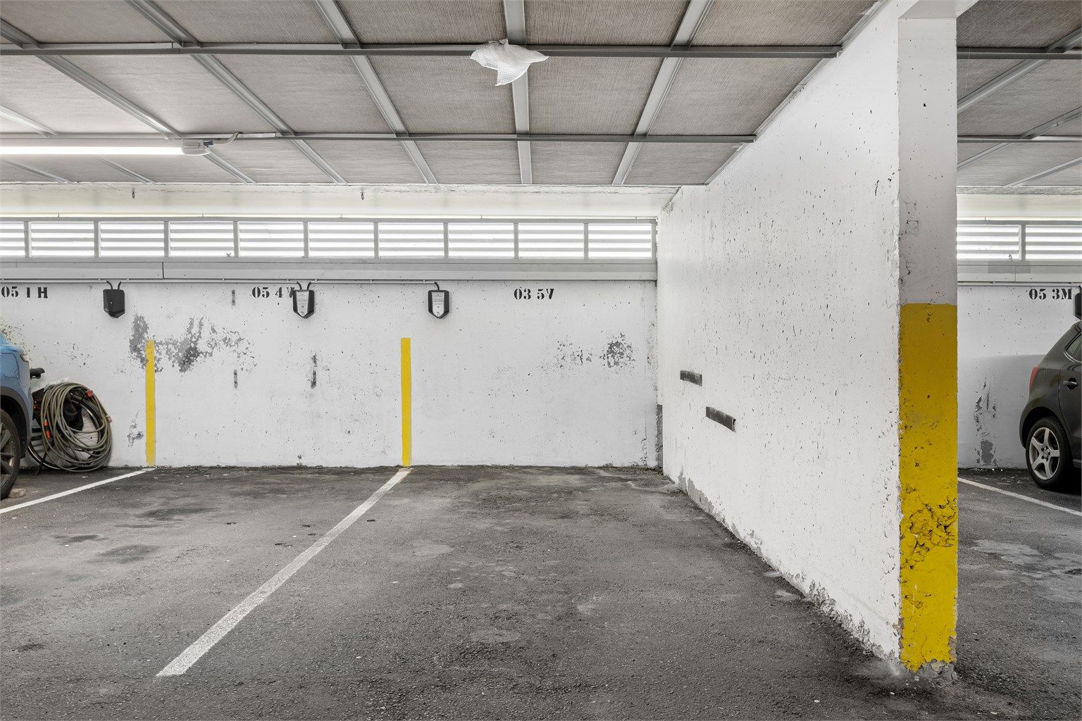 Fast parkeringsplass i felles garasjeanlegg med elbil-lader. Kjøper må selv kontakte Aneo for tegning av lade-abonnement.