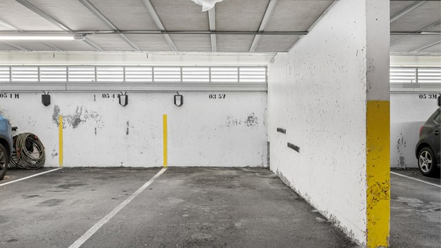 Fast parkeringsplass i felles garasjeanlegg med elbil-lader. Kjøper må selv kontakte Aneo for tegning av lade-abonnement.