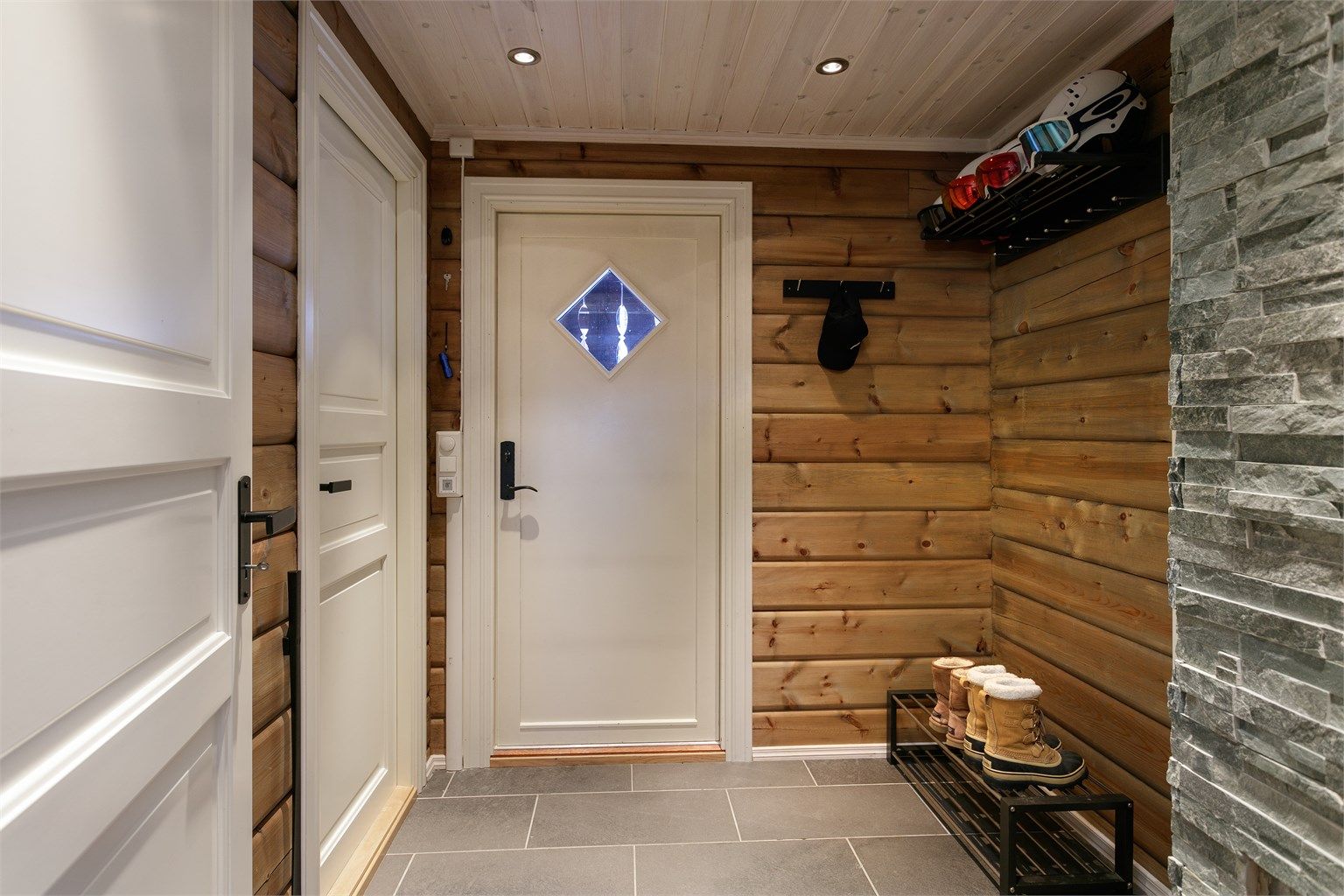 Entre med flislagt inngangsparti med gulvvarme