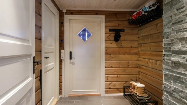 Entre med flislagt inngangsparti med gulvvarme