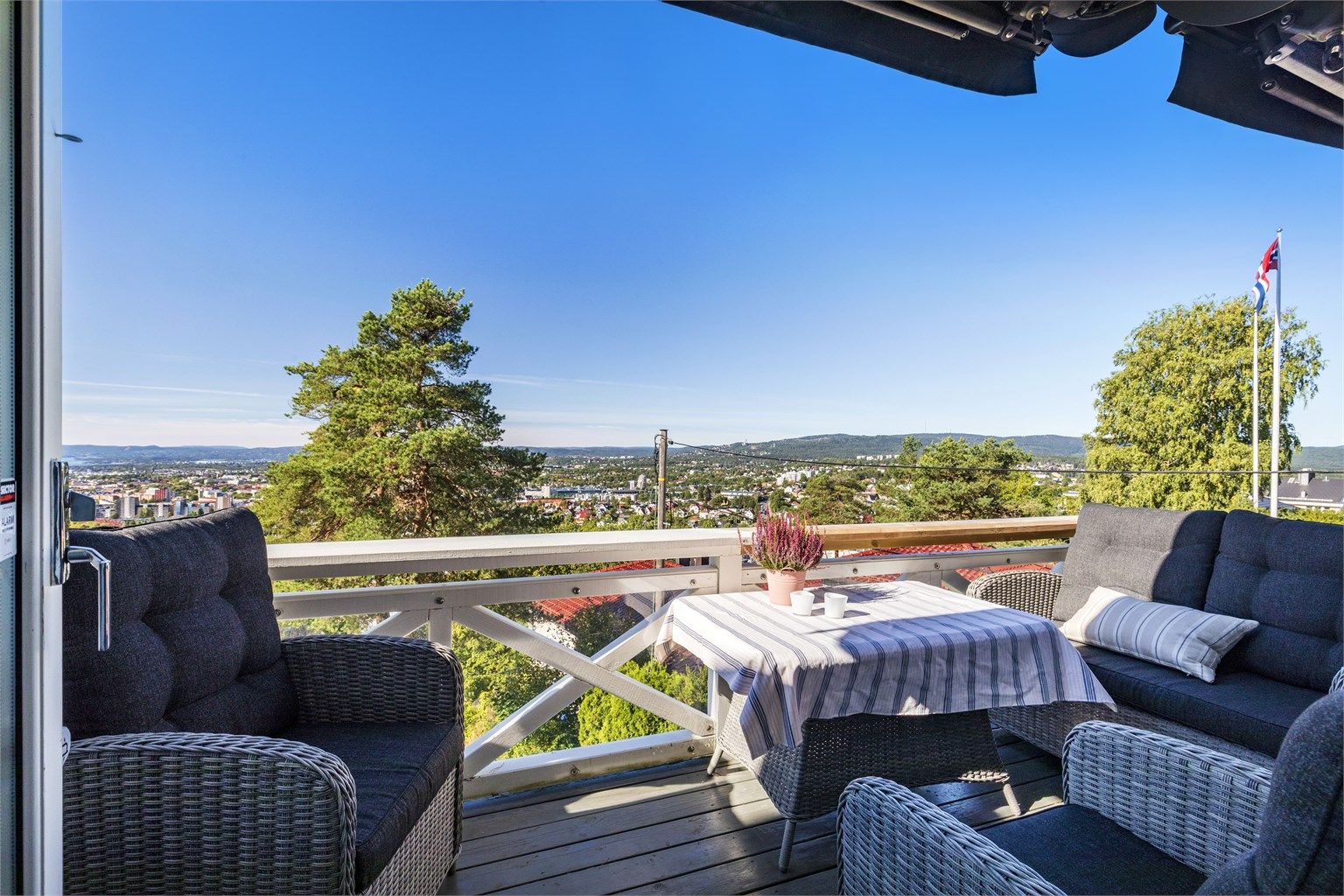 Fra balkongen er det vidstrakt utsikt over byen og Oslofjorden.