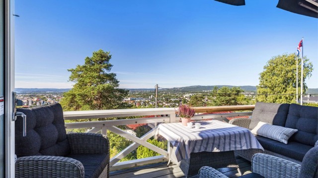 Fra balkongen er det vidstrakt utsikt over byen og Oslofjorden.