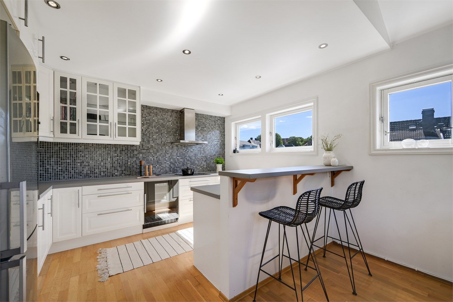 Det er opparbeidet en kul løsning med sitteplasser/barløsning mot kjøkkenet. 