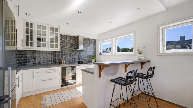 Det er opparbeidet en kul løsning med sitteplasser/barløsning mot kjøkkenet.