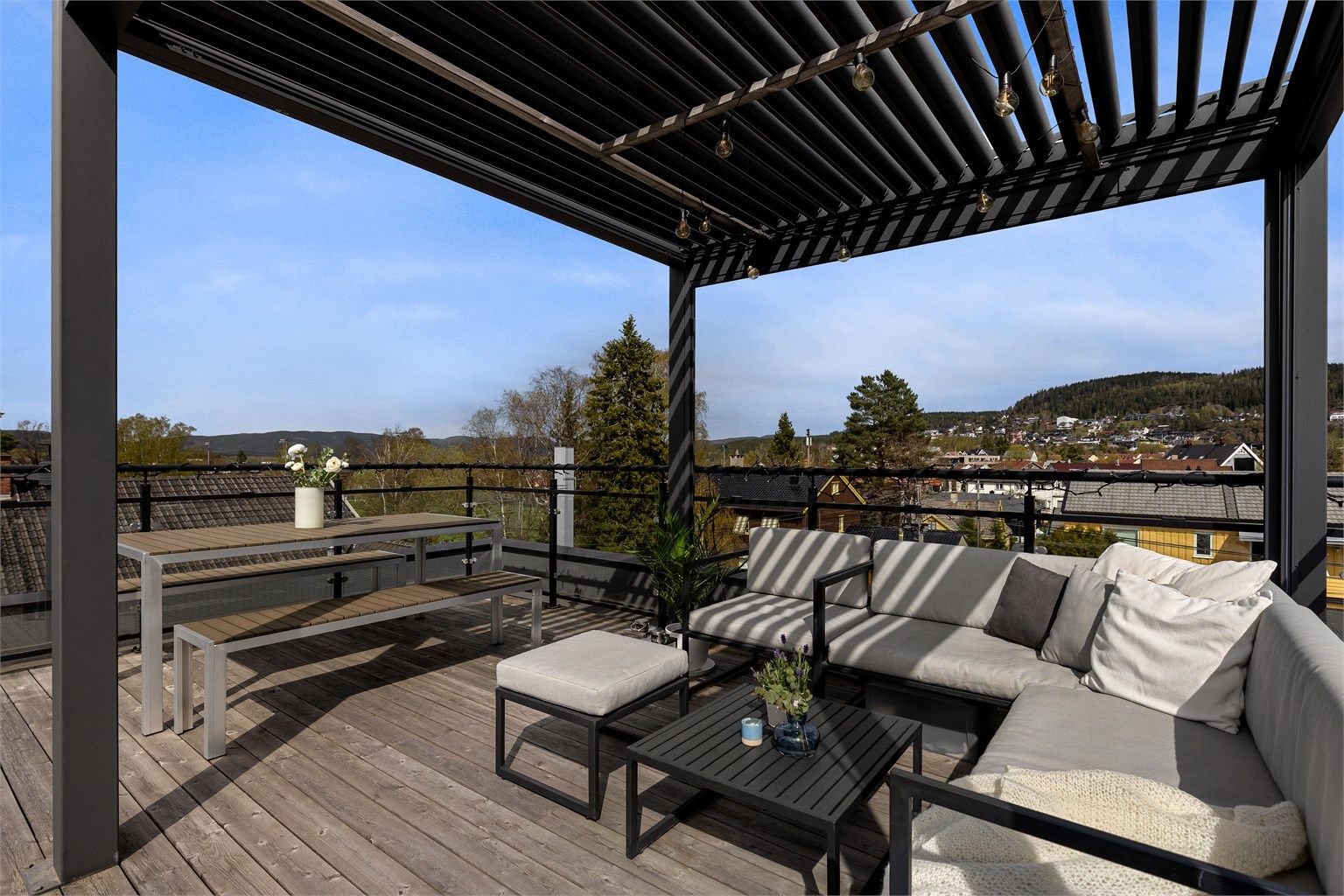 På takterrassen er det satt opp pergola med justerbare lameller i taket