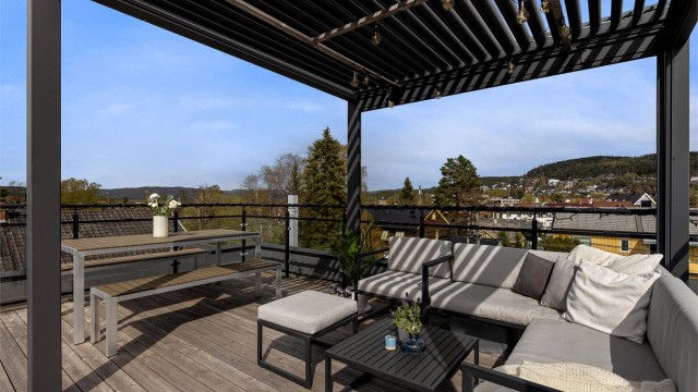 På takterrassen er det satt opp pergola med justerbare lameller i taket