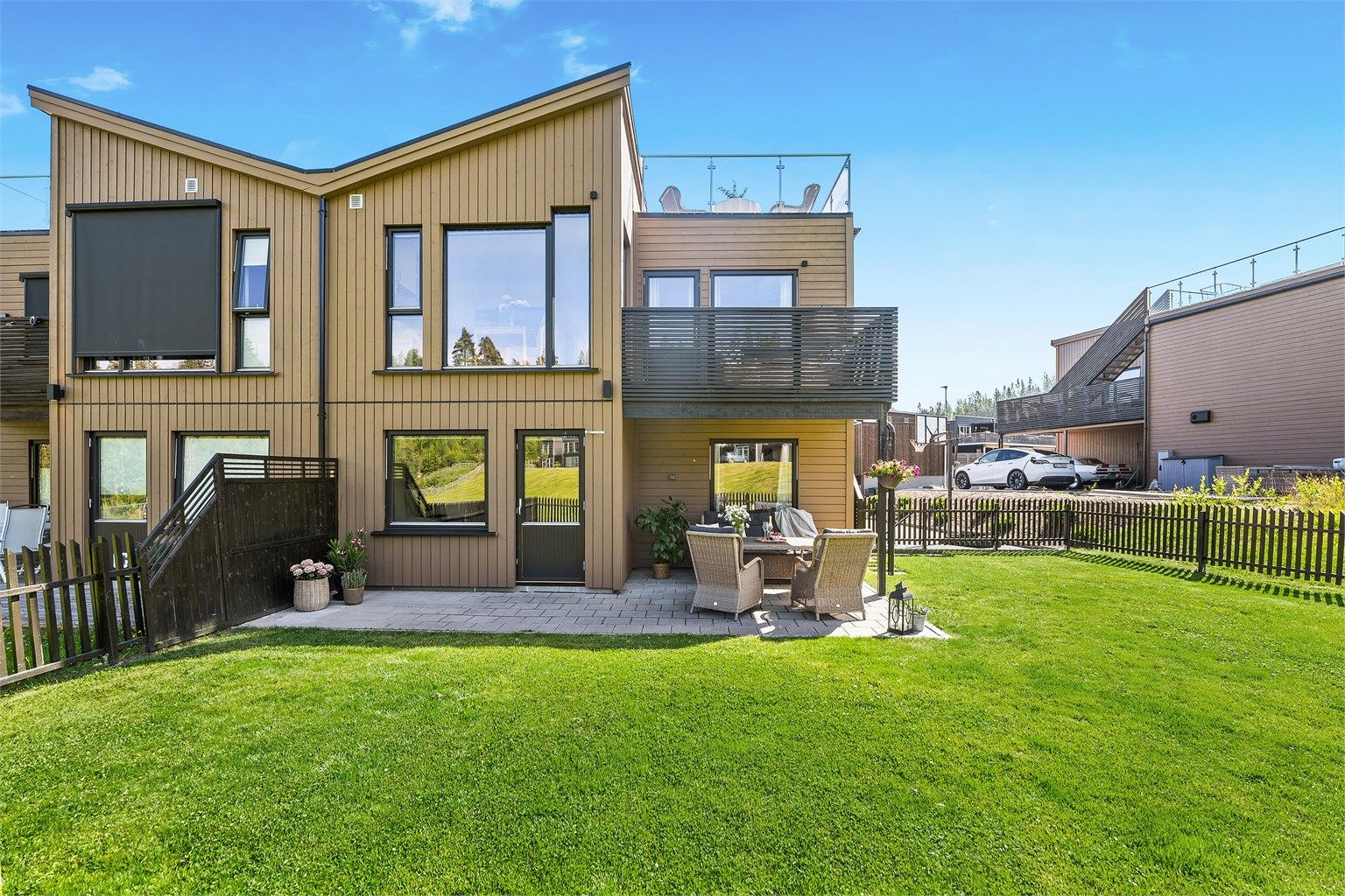 Hyggelig inngjerdet hageområde med god plass