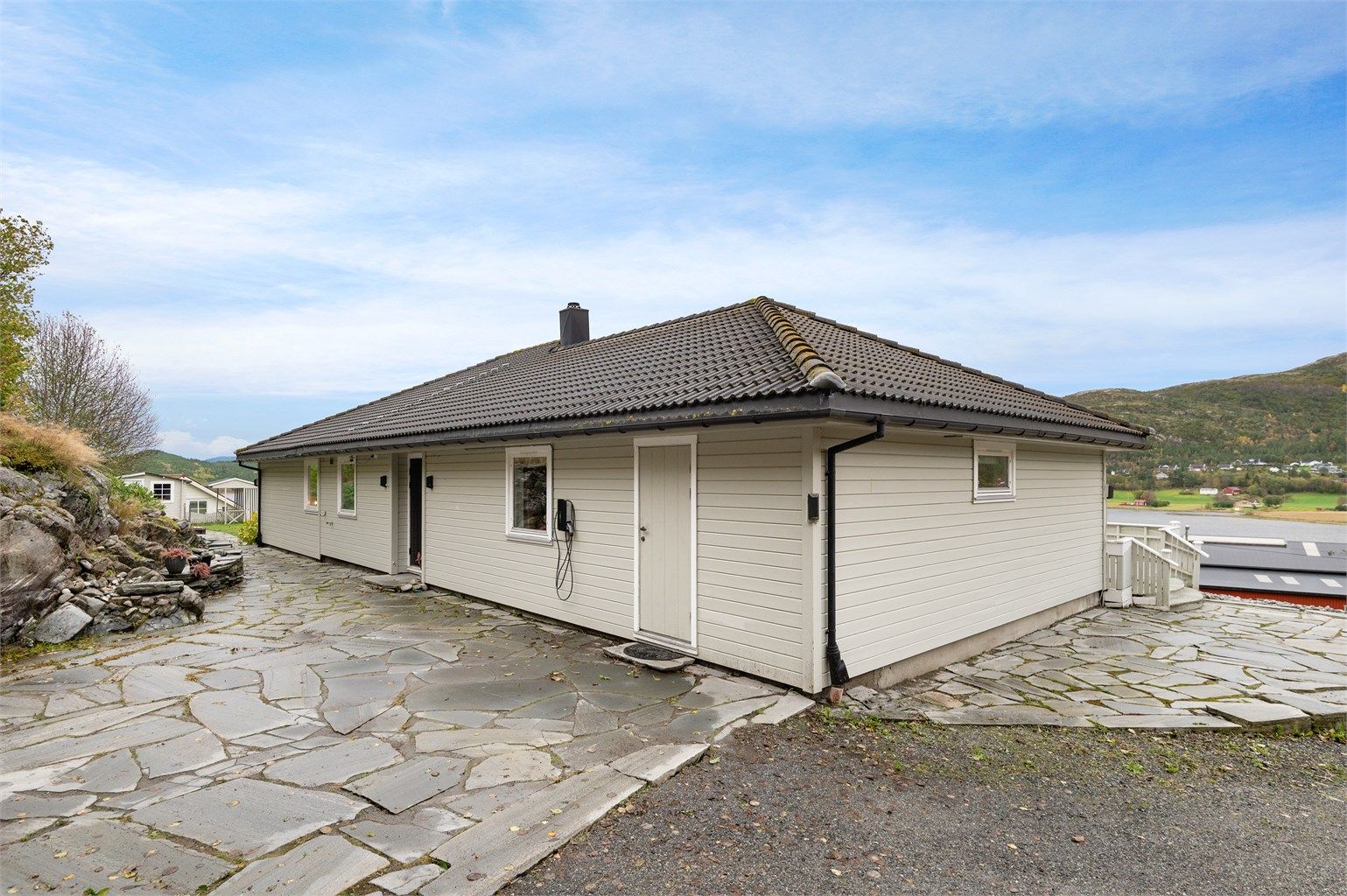 Pene, velstelte uteområder med steinheller ved inngangspartiet. 