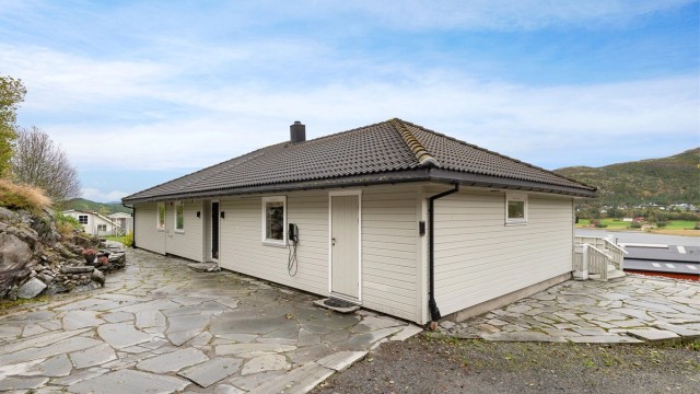 Pene, velstelte uteområder med steinheller ved inngangspartiet.