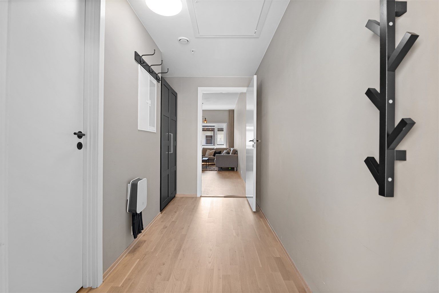 Gang/entré med garderobeskap og oppheng til yttertøy. Til venstre finner vi boligens soverom. 