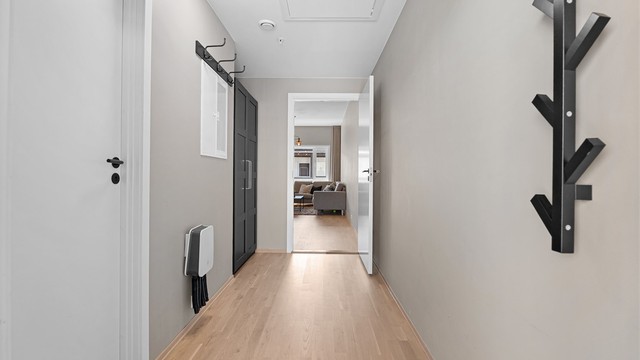 Gang/entré med garderobeskap og oppheng til yttertøy. Til venstre finner vi boligens soverom.