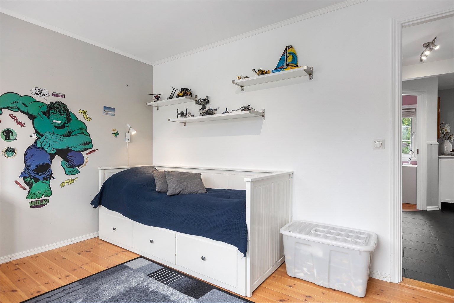 I boligens 1. etasje er det et soverom og et rom benyttet som soverom.