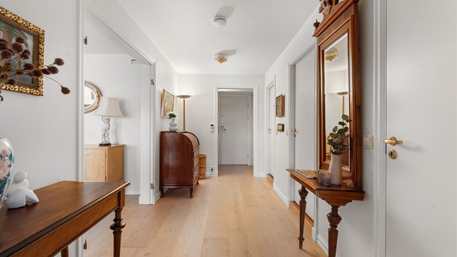 Leiligheten har entré med klesoppbevaring og en praktisk hall innenfor entreén