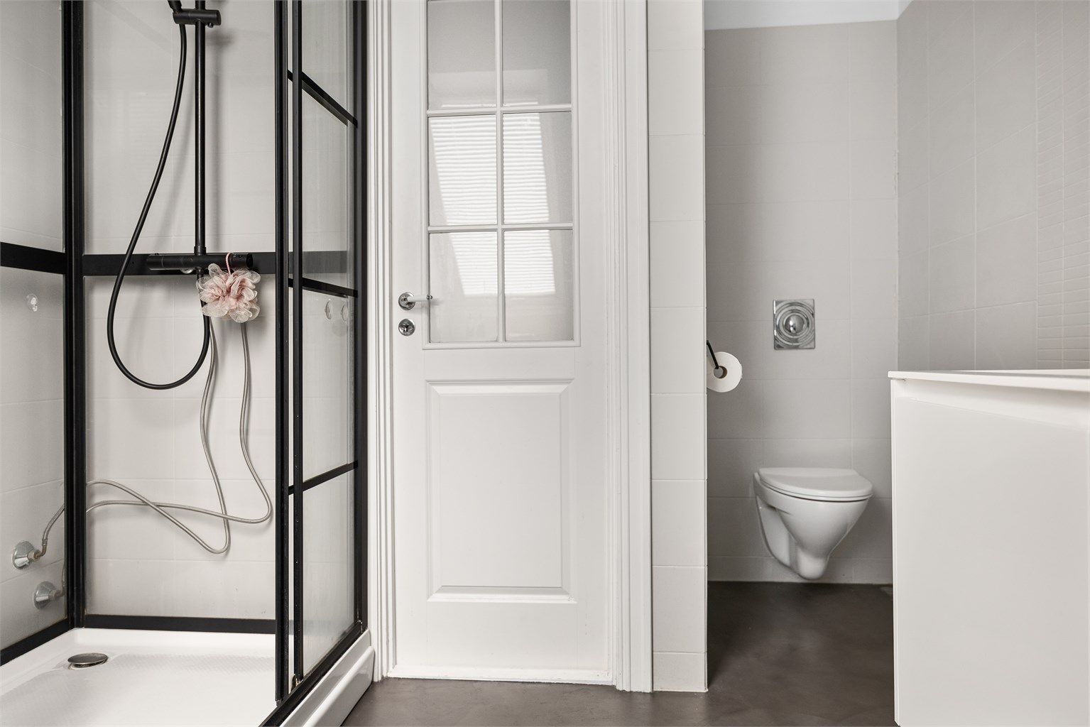 Badet har en smart planløsning med toalett i en egen, adskilt del.