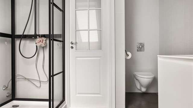 Badet har en smart planløsning med toalett i en egen, adskilt del.