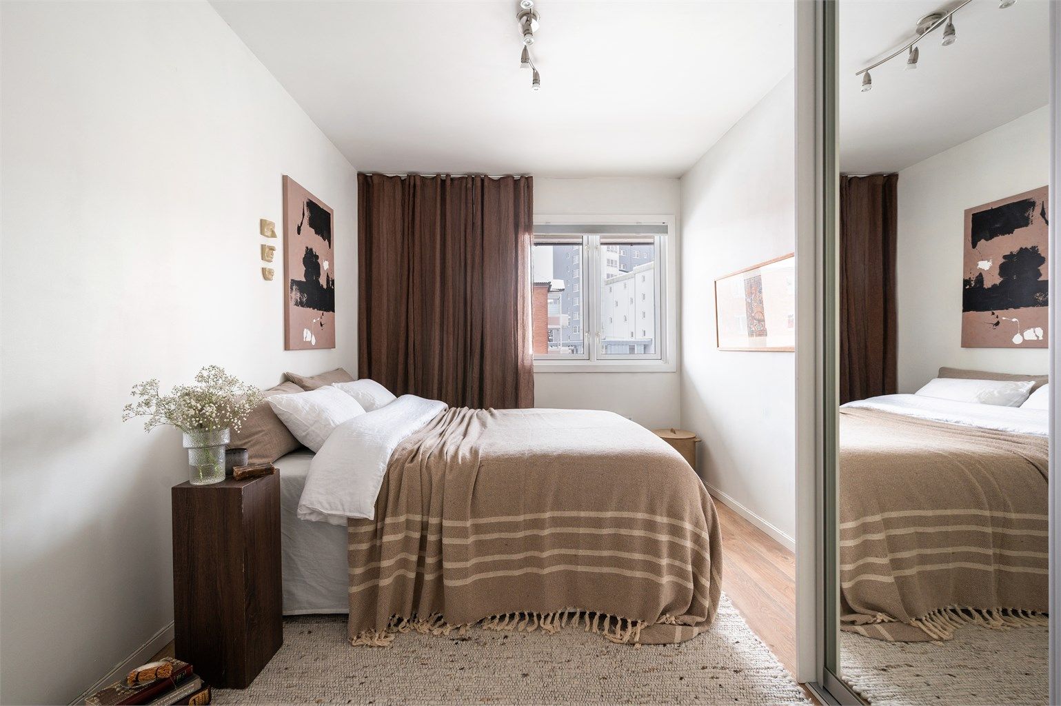 Rommet har en praktisk garderobeløsning med speilfronter som gir en god romfølelse.