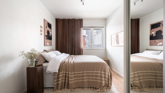 Rommet har en praktisk garderobeløsning med speilfronter som gir en god romfølelse.