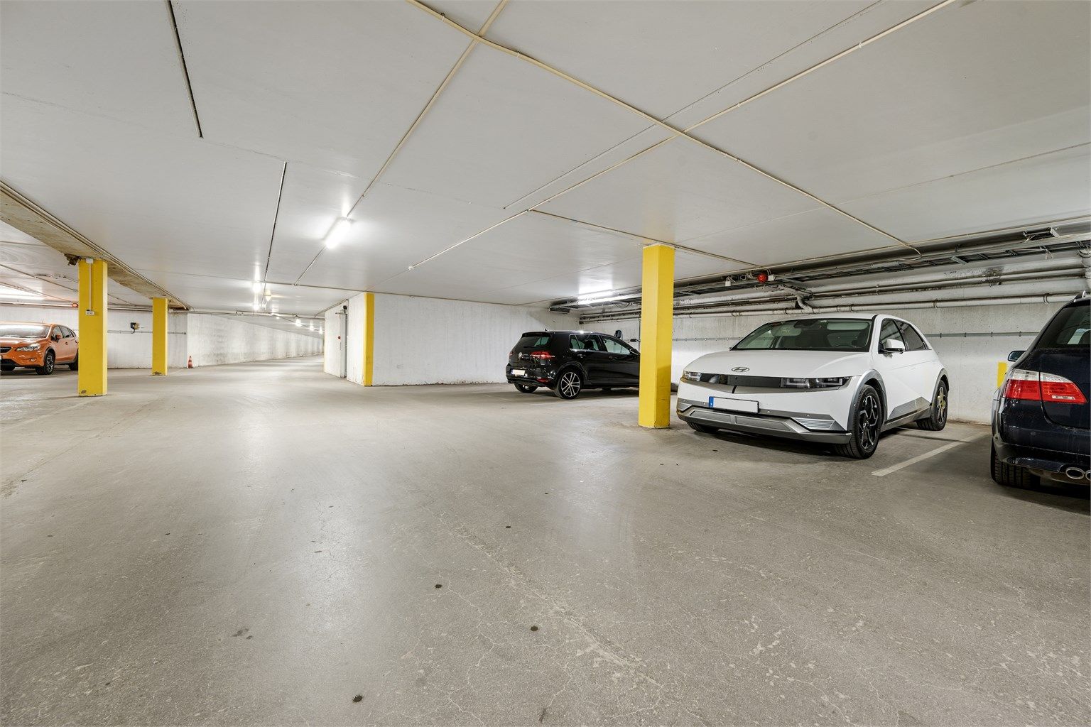 Leiligheten disponerer en parkering i felles garasjeanlegg