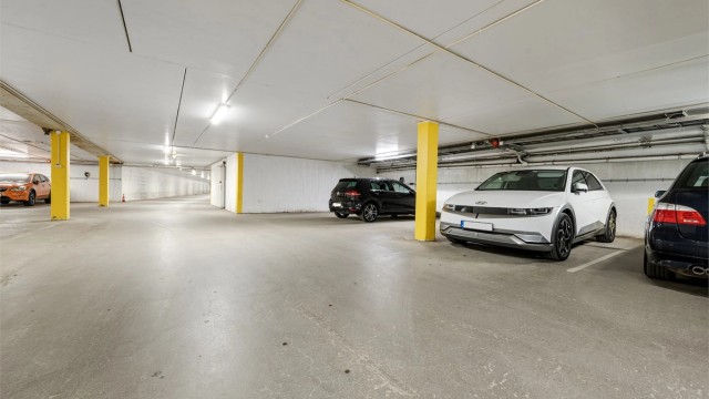 Leiligheten disponerer en parkering i felles garasjeanlegg