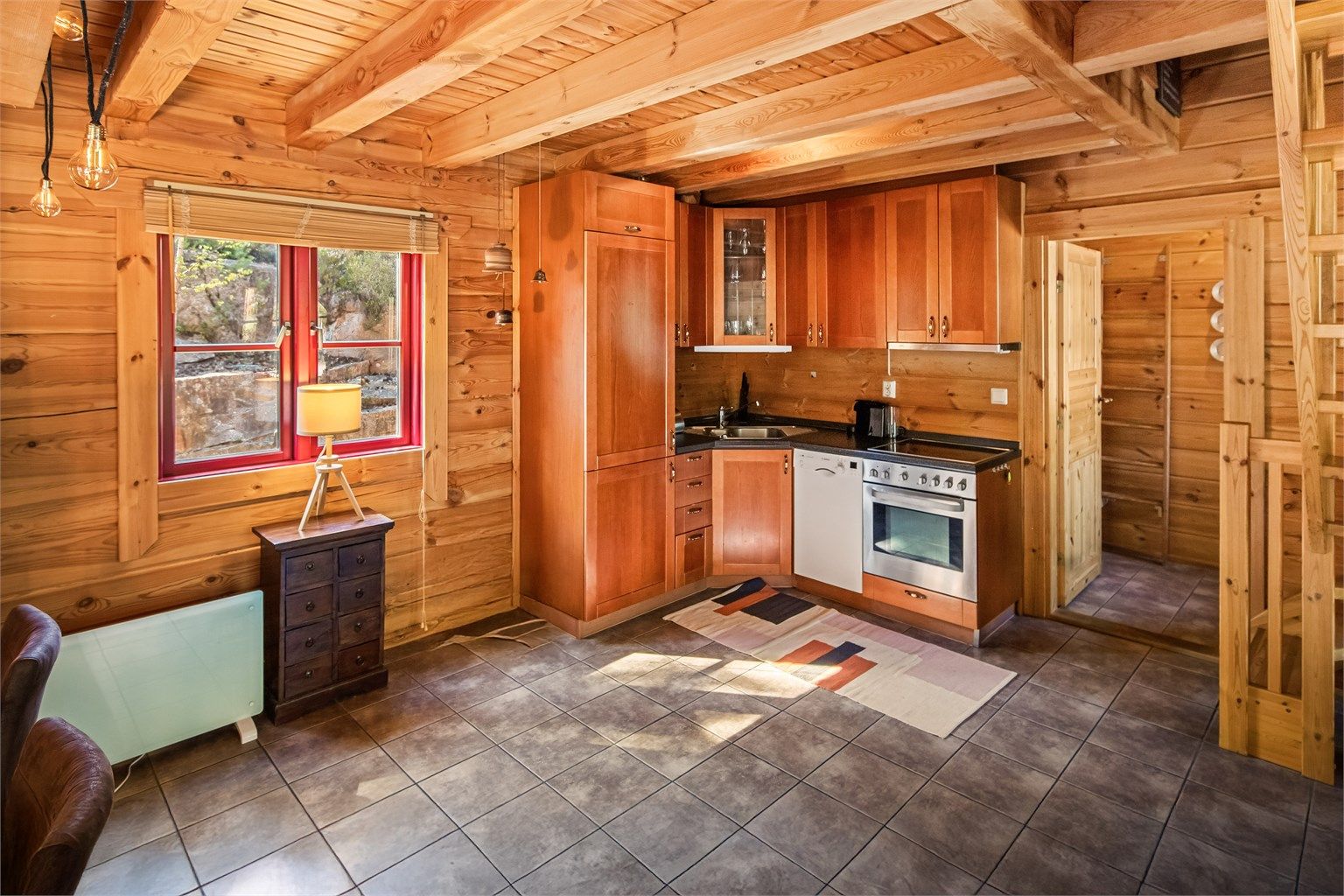 Kjøkkeninnredning med integrerte hvitevarer fra byggeår