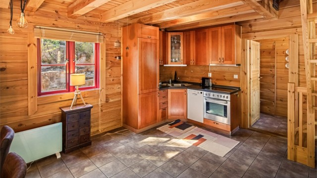 Kjøkkeninnredning med integrerte hvitevarer fra byggeår