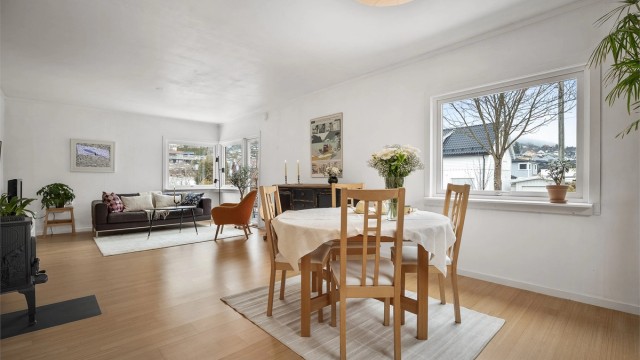 Godt med vindusflater langs tre yttervegger, som gir mye naturlig lysinnslipp