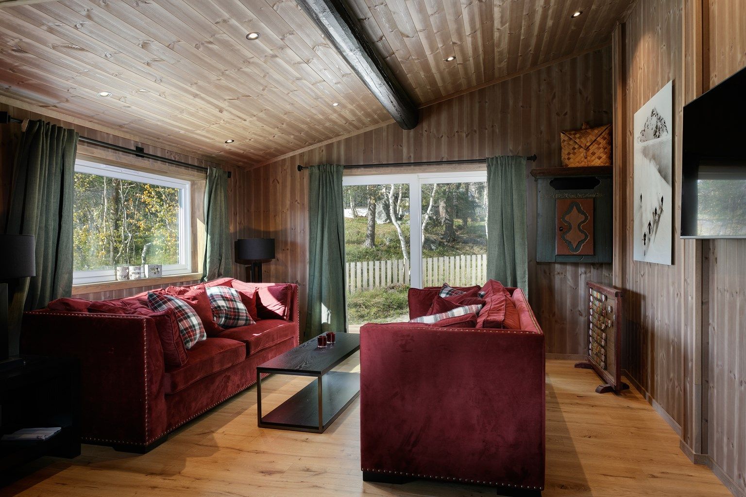 Stuen i hoveddelen er romslig og har god plass til 2 sofagrupper