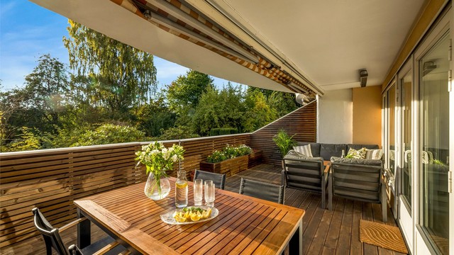Uteplassen er tilrettelagt for sosiale sammenkomster med et integrert utekjøkken med grill og flere soner for spising og avslapning.