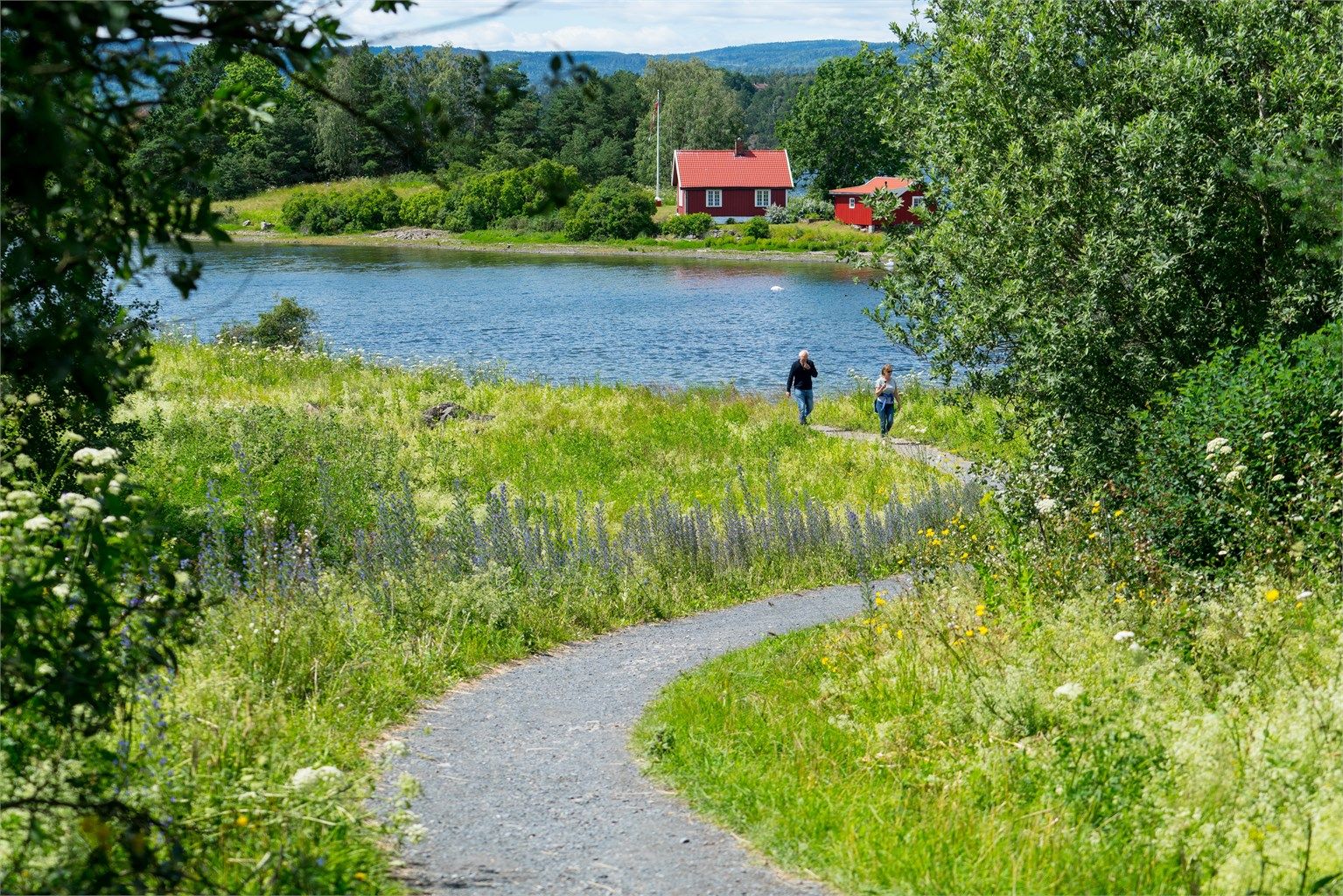 Nærområdet kan by på nydelige turområder og den populære kyststien