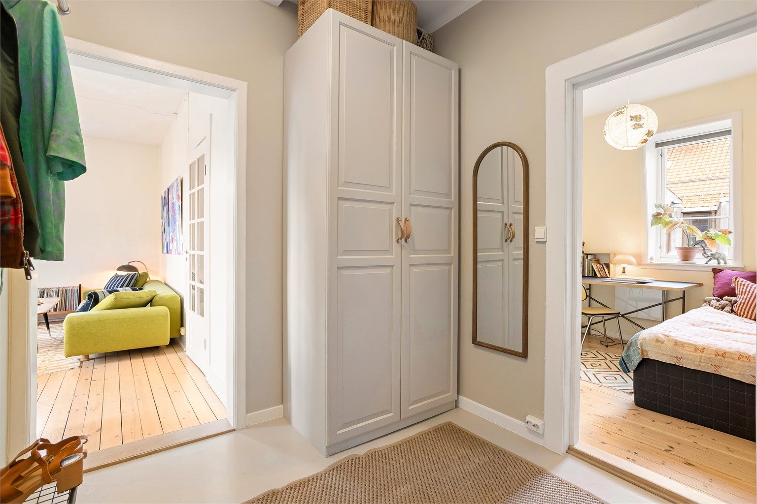 Romslig entré med medfølgende garderobeskap. Leiligheten disponerer også 3 boder på hele 23 kvm til sammen!