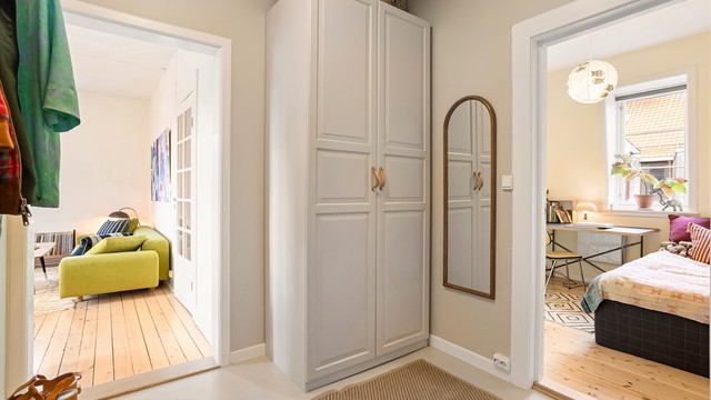 Romslig entré med medfølgende garderobeskap. Leiligheten disponerer også 3 boder på hele 23 kvm til sammen!