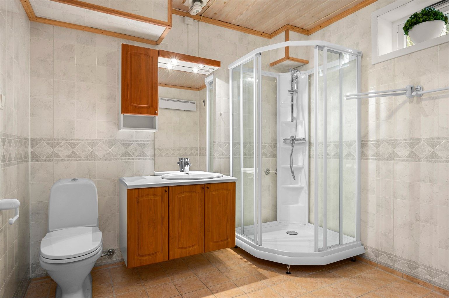 Badet er opprinnelig byggemeldt som bod, og dermed ikke godkjent for varig opphold. Kjøper overtar alt ansvar, eventuell kostnad og risiko med dette. 