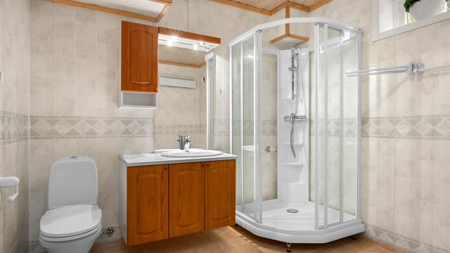 Badet er opprinnelig byggemeldt som bod, og dermed ikke godkjent for varig opphold. Kjøper overtar alt ansvar, eventuell kostnad og risiko med dette.