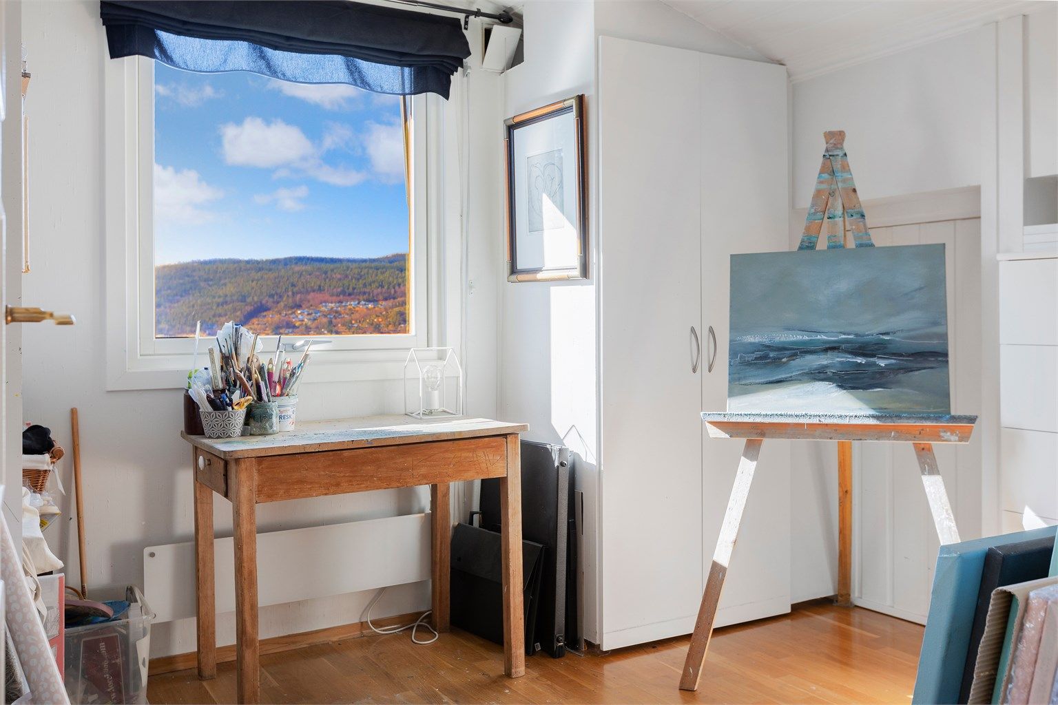 Dette rommet egner seg også godt som et kreativt atelier, med godt lysinnslipp.