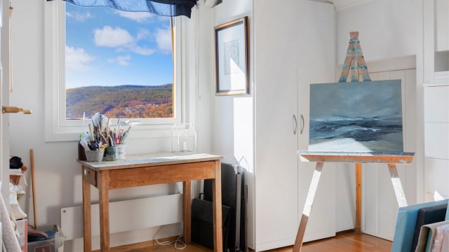 Dette rommet egner seg også godt som et kreativt atelier, med godt lysinnslipp.