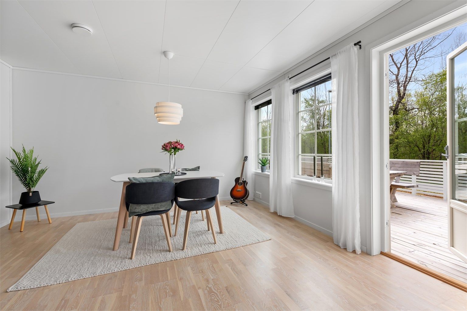 Direkte utgang til en romslig terrasse på ca. 36 m²