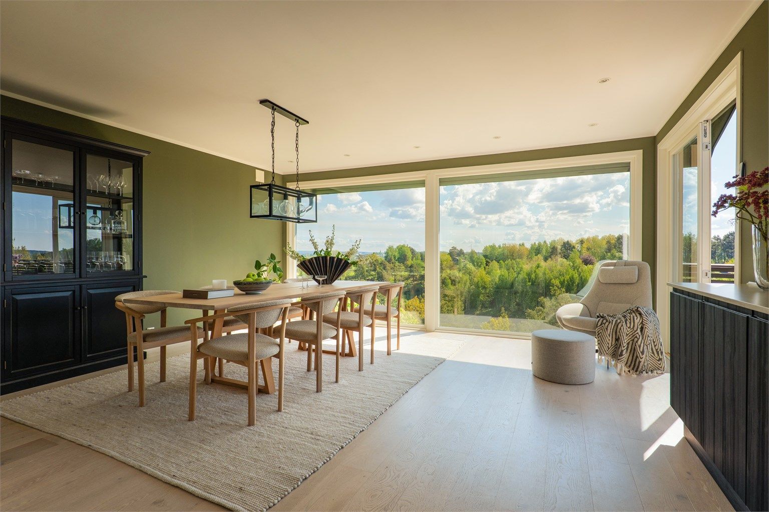 Panoramavinduer gir flott utsikt fra både spisestuen og kjøkkenet.