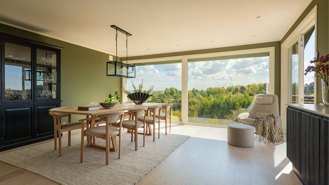 Panoramavinduer gir flott utsikt fra både spisestuen og kjøkkenet.